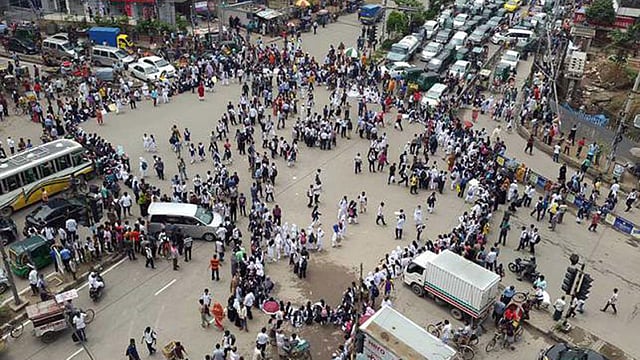 Students of Willes Little Flower School took to the street and blocked the Kakrail intersection after the news of Risha’s death reached the school. Photo: Saiful Islam