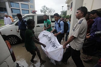 Volunteers carry the body of a factory worker after an explosion in a factory in the key Bangladeshi garment manufacturing town of Tongi, just north of the capital Dhaka, on September 10, 2016. AFP