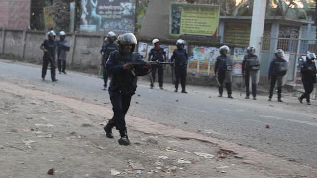 The police stopped the protesters when they tried to bring out a procession at around 2:00 pm on Sunday. Photo: Zaglul Pasha