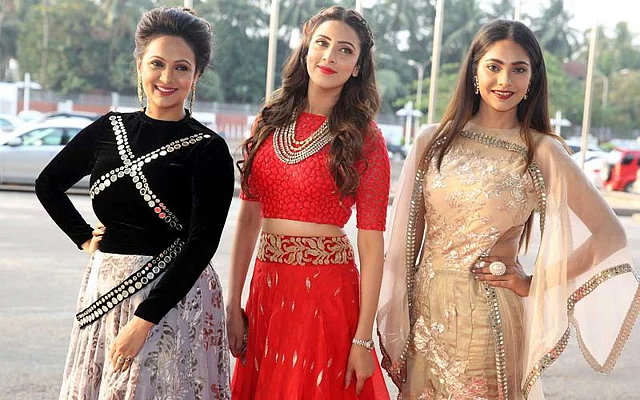 File photo of popular actress Bindu and Mim pose on the red carpet of Meril-Prothom Alo Purashkar on 30 April 2016. Photo: Zahidul Karim