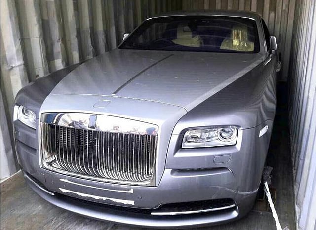 Customs intelligence seized a Rolls Royce from Kamlapur. Photo: Collected