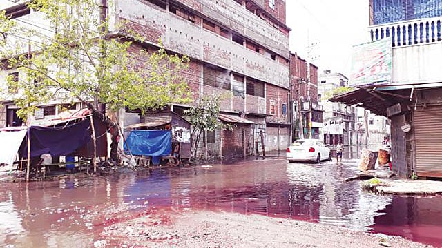 Dyeing and washing factories at Shyampur Kadamtali polluting the streets. Photo: Prothom Alo.