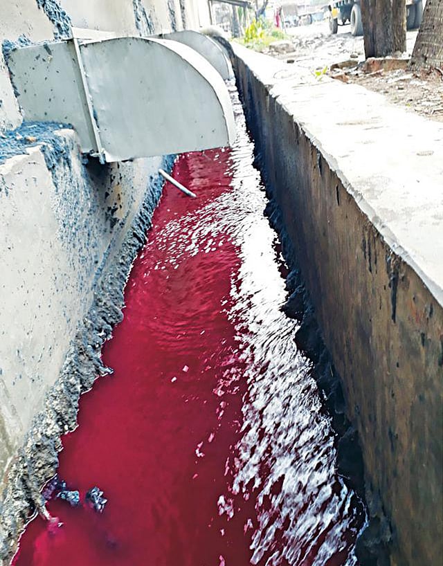 Effluents from dyeing and washing factories flow through drains in the industrial area. Photo: Prothom Alo.