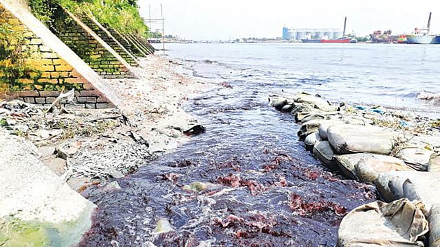Dyeing and washing factories at Shyampur Kadamtali polluting Buriganga. Photo: Prothom Alo.