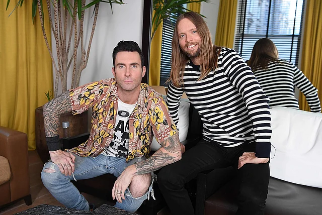 Adam Levine (L) and James Valentine of Maroon 5 pose for pictures in New York on 31 October, 2017. Photo: AFP