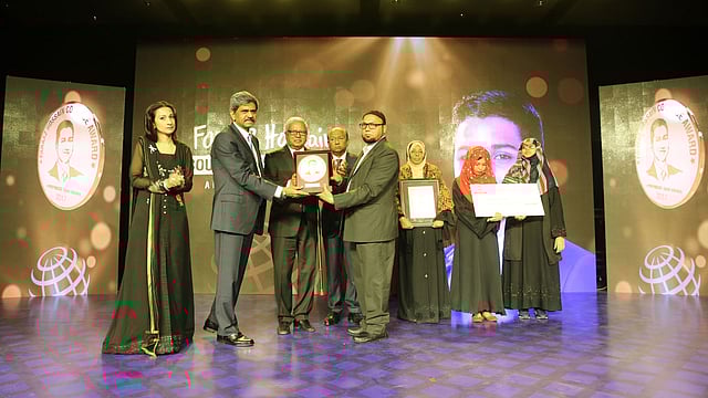 Family members of Daffodil University student Khondaker Abu Talha, who was conferred the Faraaz Hossain Courage Award 2017 for heroically sacrificing his life trying to fight muggers in Dhaka, receive the award at a city hotel on Saturday. Photo: Prothom Alo