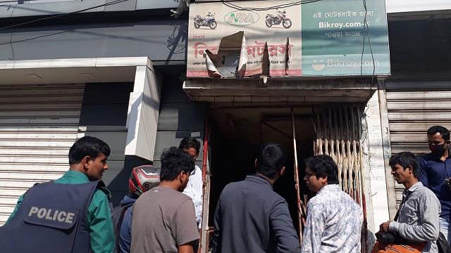 Police and RAB men cordoned off the house. Photo: Abdus Salam