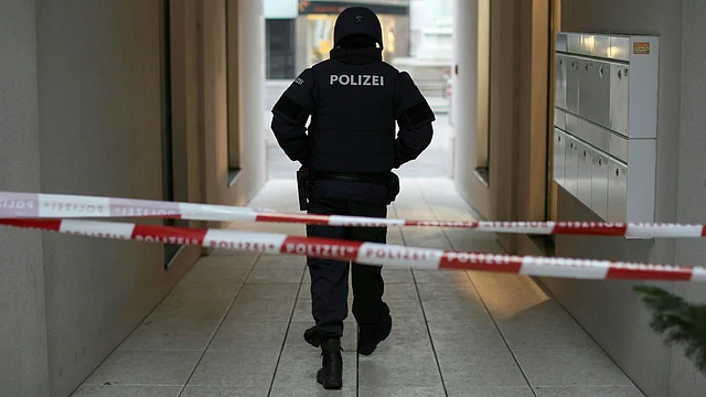 A Police officer secures the crime scene where a person died and another has been injured by gunshots in the historic centre in Vienna, Austria, on 21 December, 2018. Photo: AFP