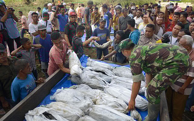 Indonesian villagers prepare for the burial of discovered remains of the 2004 tsunami and earthquake victims in Kajhu, Aceh province on 24 December 2018. Photo: AFP