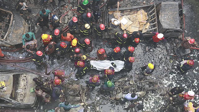 Firefighters conduct a rescue operation in the fire spot on Thursday morning. Photo: Prothom Alo