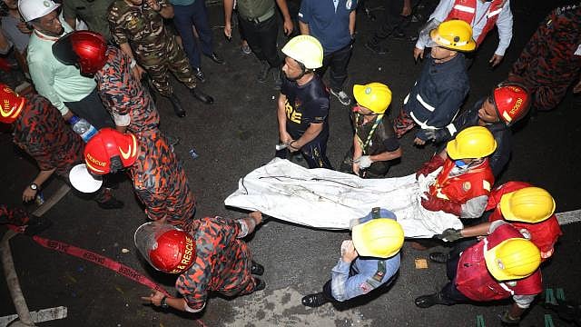 Bodies being recovered from FR Tower in Banani on Thursday, 28 March, 2019. Photo: Abdus Salam