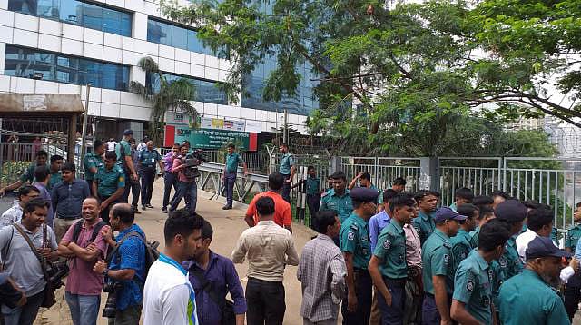 Police, journalists and enthusiastic people gather in front of the BGMEA building as RAJUK prepares for demolition of the building at Karwan Bazar in the capital on 16 April 2019. Photo: Dipu Malakar