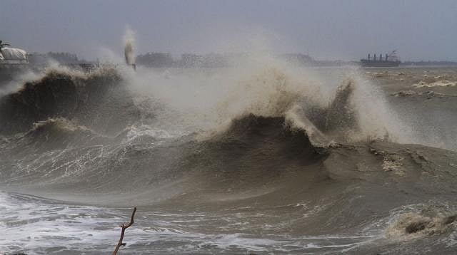 Under the influence of severe cyclonic storm Fani, sea remains high in Patenga, Chattogram on 3 May, 2019. Photo: Focus Bangla