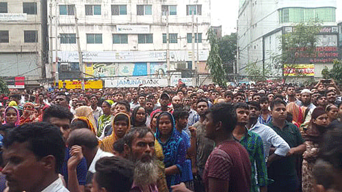 Workers of East Garments have blocked Rampura road protesting against the killing of their colleague in mob beating on Thursday on 25 July, 2019. Photo: Abdus Salam