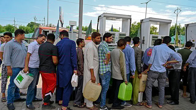 Kashmiri people stand in a queue at a petrol station in Srinagar on 3 August, 2019. Indian authorities on August 2 told tourists to leave Kashmir because of `terror threats`, as media reports said 25,000 military reinforcements have been sent to the troubled Himalayan region. Photo: AFP