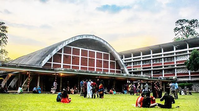 Students are having spare time on the premises of Teacher-Student Centre (TSC) of the university. Photo: Prothom Alo