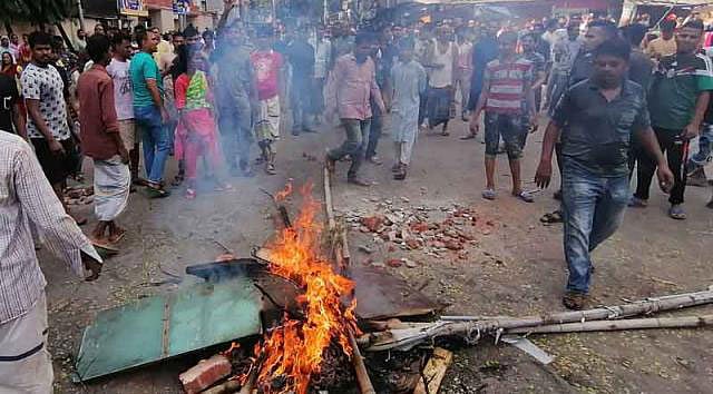 Residents of Mohammadpur Geneva Camp clash with police demanding uninterrupted power supply. Photo: Sajid Hossain