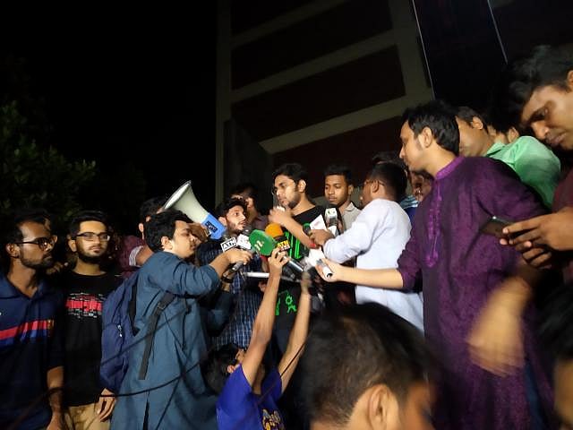 Demonstrating students organise a press conference after their meeting with BUET VC on 11 October to press home their 5-point demand within a short time. Photo: Prothom Alo