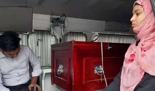 Family member receives body of expatriate worker at the airport. Prothom Alo File Photo