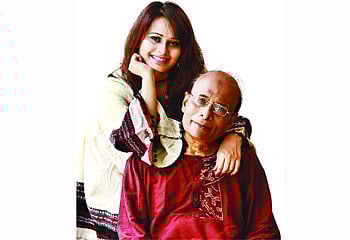 পুতুলের সঙ্গে বাবা শামসুল হক। ছবি: অধুনা