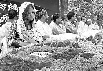 বিশিষ্ট নাট্যকার আতিকুল হক চৌধুরীর মরদেহ গতকাল কেন্দ্রীয় শহীদ মিনারে আনা হলে নাট্যজনসহ বিভিন্ন স্তরের মানুষ শেষ শ্রদ্ধা নিবেদন করেন ষ ছবি: প্রথম আলো