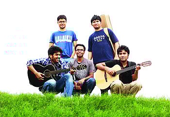 মনোসরণি ব্যান্ডদলের সদস্যরা: প্রবর রিপন, তাসবীহ প্রসূন, মুয়ীজ মাহফুজ (বসে)। রাহিন ও বাঁধন (দাঁড়িয়ে)। ছবি: খালেদ সরকার