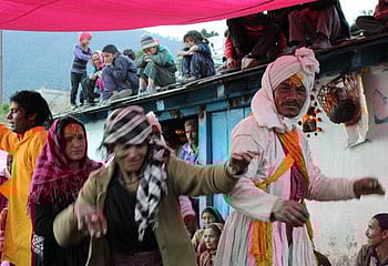 হিমালয়ের ভারতীয় অংশে বনজঙ্গলে ঘেরা ছোট্ট গ্রাম বামনিতে ভূতের ওঝার কমতি নেই। ছবি: বিবিসির সৌজন্যে