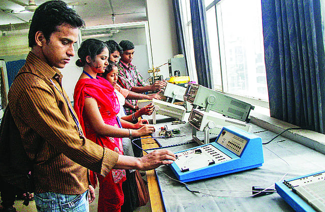 ব্যাবহারিক ক্লাসে ব্যস্ত শিক্ষার্থীরা