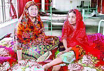 মানসিক বিকারগ্রস্ত দুই বোন মিতা ও রিতা চার মাস পর উদ্ধার। ছবি: প্রথম আলো