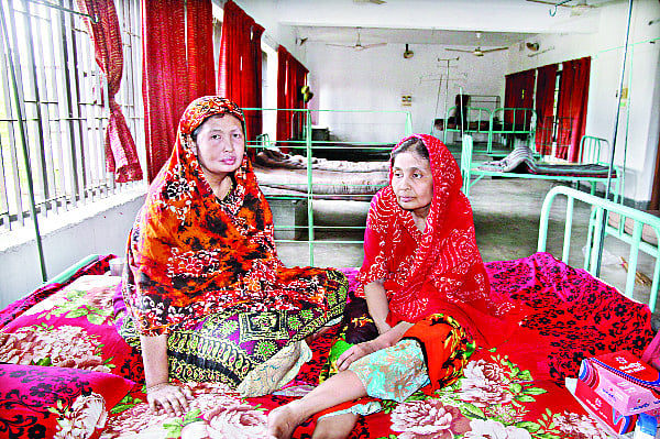 বগুড়ার সামাজিক প্রতিবন্ধী পুনর্বাসন কেন্দ্রে দুই বোন মিতা ও রিতা। ছবিটি গতকাল তোলা ষ প্রথম আলো