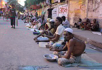 পবিত্র শবে বরাতের রাতে রাজধানী ঢাকায় বিভিন্ন জেলা থেকে ভিক্ষা করতে আসেন এই ভিক্ষুকেরা। ছবিটি আজিমপুর কবরস্থান থেকে তোলা। ছবি: মনিরুল আলম