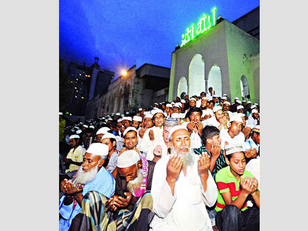 জাতীয় মসজিদ বায়তুল মোকাররমে পবিত্র শবে বরাতের রাতে নামাজ ও ইবাদত বন্দেগি শেষে মোনাজাতে অংশ নেন মুসল্লিরা ষ প্রথম আলো