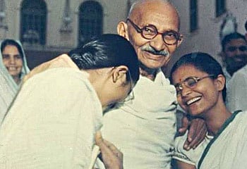 ১৯৪৭ সালে দিল্লিতে গান্ধীজির সঙ্গে মানু (বাঁয়ে) ও আভা