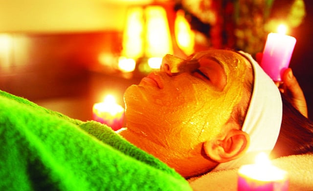 ত্বক পরিস্কার করার পাশাপাশি আর্দ্রতা যোগানোর কাজটিও করতে পারে মাটি। মডেল: সাবিলা। কৃতজ্ঞতা: ক্লিওপেট্রা বিউটি স্যালন ছবি: নকশা