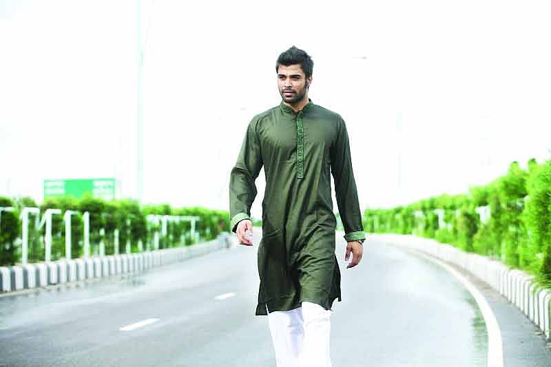 আরামদায়ক কাপড়ে তৈরি পাঞ্জাবি চলছে এবার।  মডেল: রাজ পোশাক: ওটু ছবি: কবির হোসেন