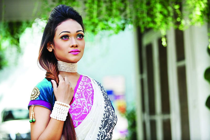হালকা রঙের শাড়ি, সঙ্গে উজ্জ্বল রঙের কন্ট্রাস্ট ব্লাউজ চলছে এবার। মডেল: আজরা, শাড়ি: টাঙ্গাইল শাড়ি কুটির, ব্লাউজ: রাকিব’স আর-রাফিউ, সাজ: পারসোনা, ছবি: কবির হোসেন