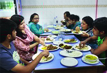 পুরান ঢাকার একটি হোটেলে পরিবারের সদস্যরা মিলে সেহরি খাচ্ছেন
