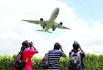 আকাশে উড়েছে বিমান। ক্যামেরা ক্লিক করতে ব্যস্ত স্পটাররা,	ছবি: খালেদ সরকার
