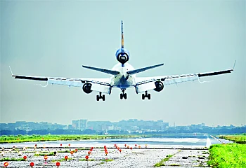 রানওয়ে ছাড়ল লুফথানসা এমডি-১১ এফ
