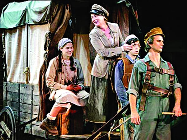 বের্টোল্ট ব্রেশটের মাদার কারেজ নাটকের একটি দৃশ্য