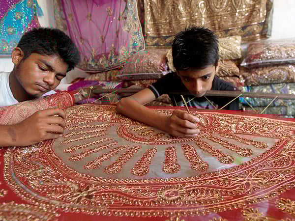 ঈদের বাজারে যাবে শাড়িটি। শেষ মুহূর্তের জরি বসানোর কাজে ব্যস্ত মিরপুরের বেনারসিপল্লির এই কারিগর ষ হাসান রাজা