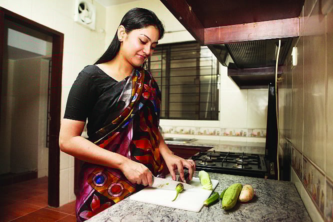 জীবনযাপনকে সহজ করতে পাওয়া যায় নানা জিনিস। মডেল: শৈলী। ছবি: অধুনা