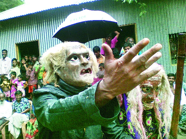 মানিকগঞ্জের জান্না গ্রামে বুইড়া-বুড়ির সঙ পরিবেশনা