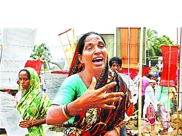 মেয়ে এখনো নিখোঁজ। বুকে পাথর বেঁধে অপেক্ষা করছেন মা। রানা প্লাজার সামনে দাঁড়িয়ে গতকাল সে কথাই বলছিলেন। ক্ষতিপূরণ না হোক, অন্তত মেয়ের সন্ধান তাঁর চাই ষ ছবি: প্রথম আলো