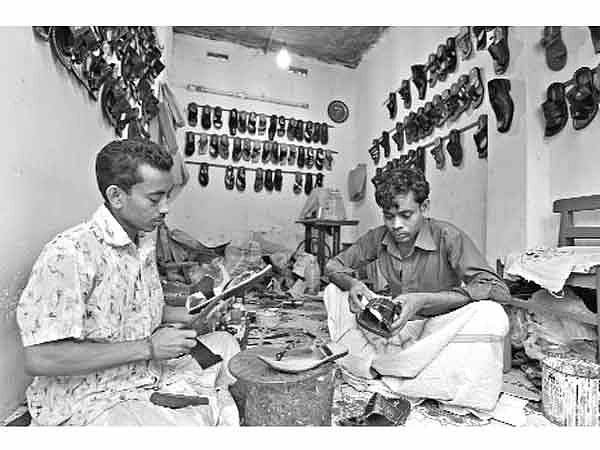 রাজধানীর ধলপুরে জুতা তৈরির কারখানায় ব্যস্ত কারিগরেরা প্রথম আলো
