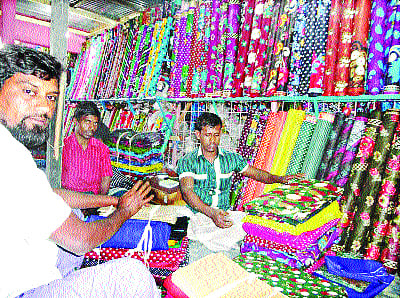 বাবুরহাটে একটি পাইকারি দোকানে বেচাকেনা  প্রথম আলো