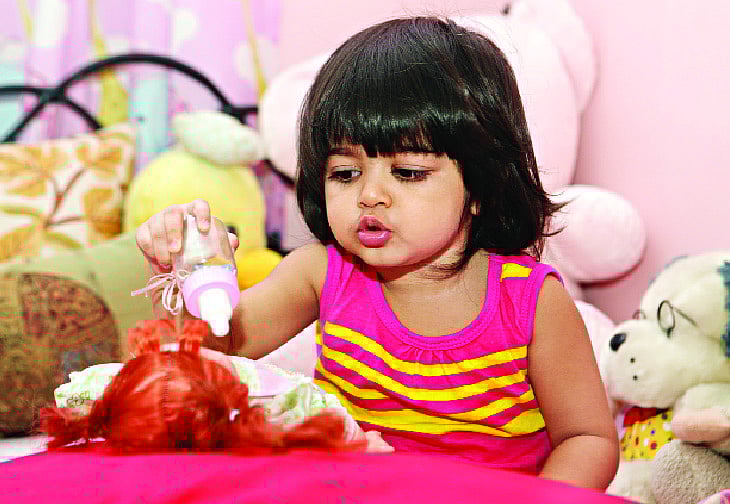 পোকা মাকড় তো ক্ষতিকরই, তবে এসব দূর করার ওষুধগুলোও হতে পারে মারাত্মক। বাড়িতে শিশু থাকলে তাই সাবধানে এসব ব্যবহার করুন। মডেল: টিয়ারা। ছবি: নকশা