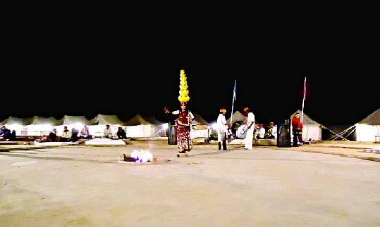 রাতে মরুভূমিতে ঐতিহ্যবাহী নাচ