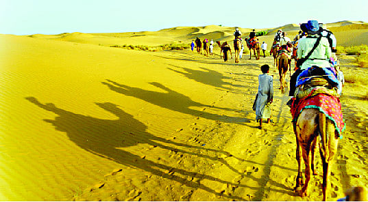 উটের পিঠে মরুযাত্রা। ছবি: সঞ্জীব চক্রবর্তী