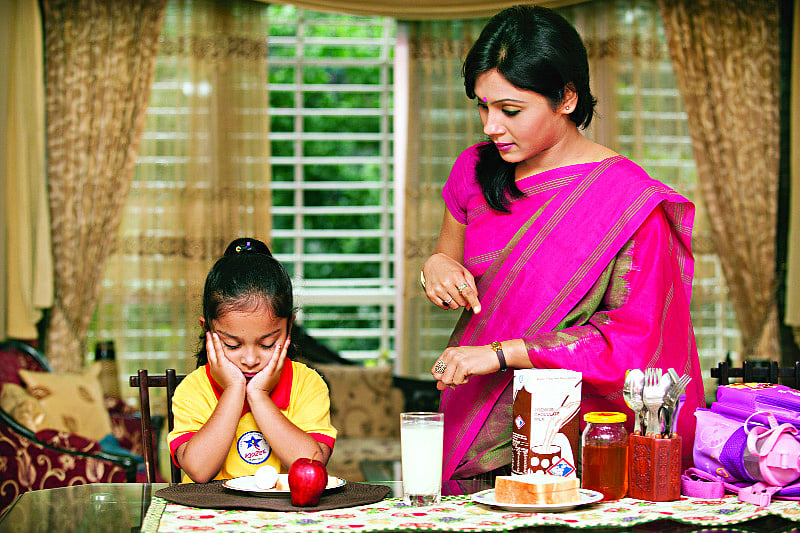লম্বা ছুটি শেষে নিয়মিত স্কুল আর পড়াশোনায় মন দেওয়া শিশুর জন্য একটু কঠিন, তাকে পুরোনো অভ্যাসে ফিরিয়ে আনার দায়িত্ব মা-বাবারই। মডেল: অহনা ও রায়কা। ছবি: কবির হোসেন
